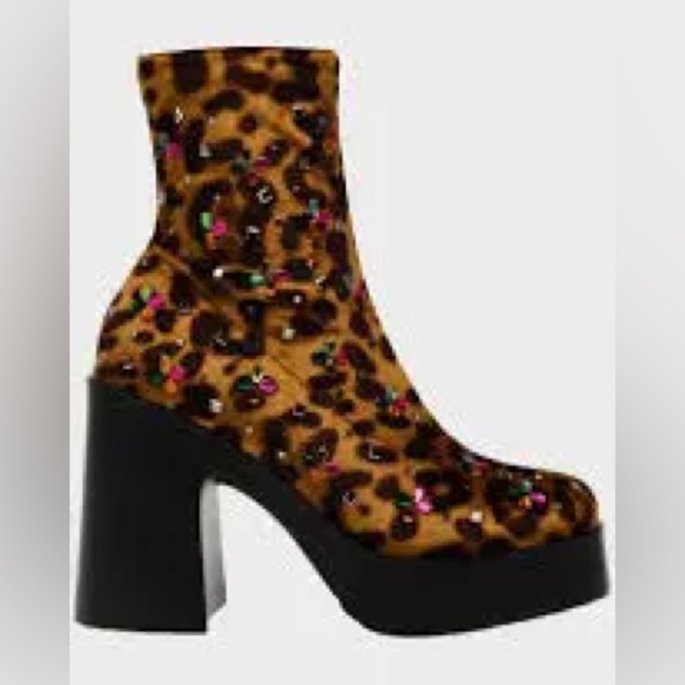 Betsey Johnson Harriet Leopard Boots EUC size 8
